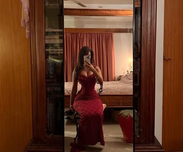 Vintage Burgundy Mermaid Spaghetti Strap Velvet Long Prom Dress Evening Dress - View 5 | VelvetHem
