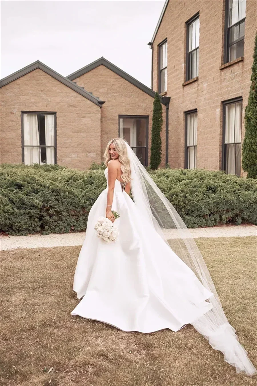 Popular Pleat Sweetheart A Line Wedding Dresses Side Slit Vestido De Noiva Satin Appliqued Women Bridal Dresses Factory Custom (ZD13558)