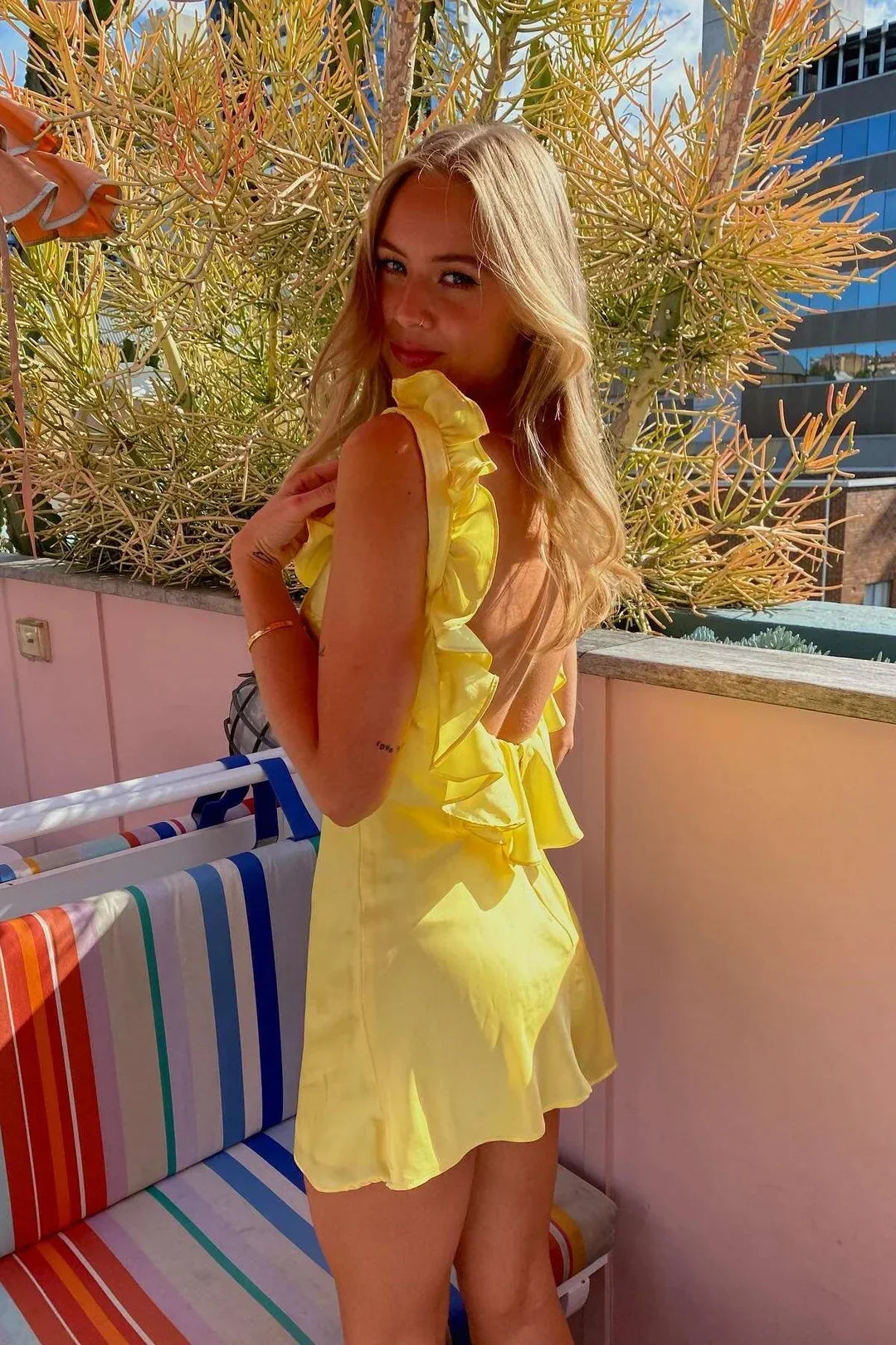 Pretty Sheath V Neck Yellow Short Homecoming Dress with Ruffles