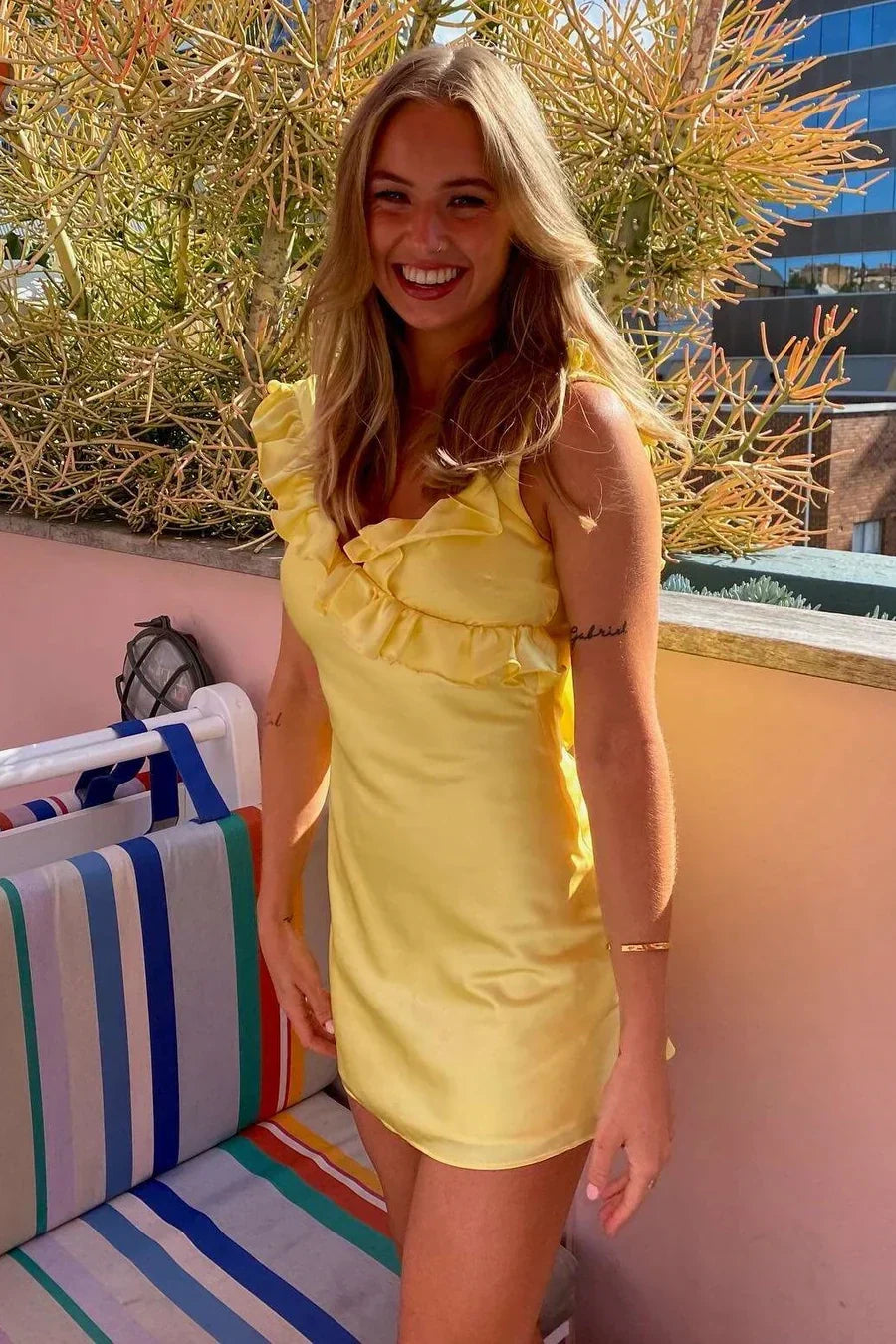 Pretty Sheath V Neck Yellow Short Homecoming Dress with Ruffles