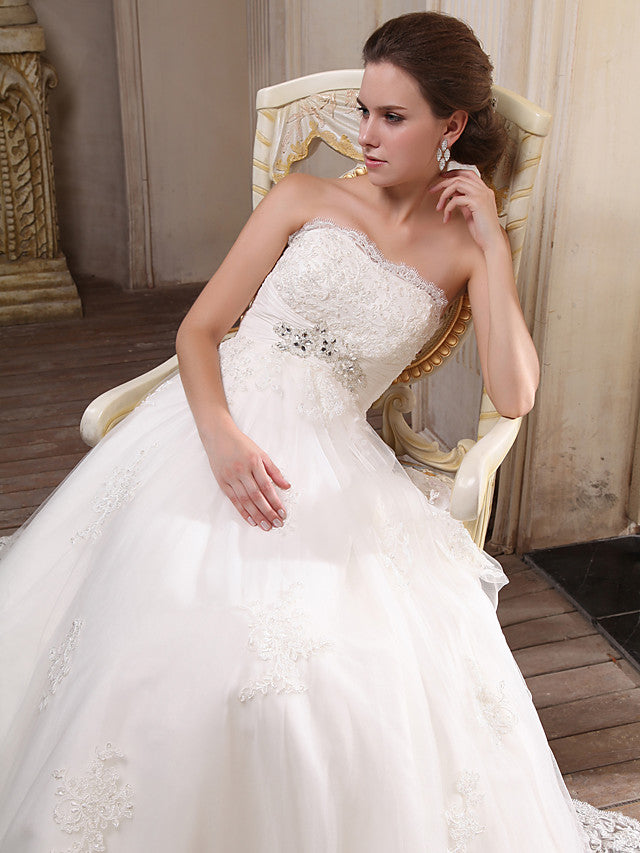 Princess A-Line Strapless Wedding Dress Scalloped-Edge Satin Tulle Sleeveless Bridal Gowns with Chapel Train