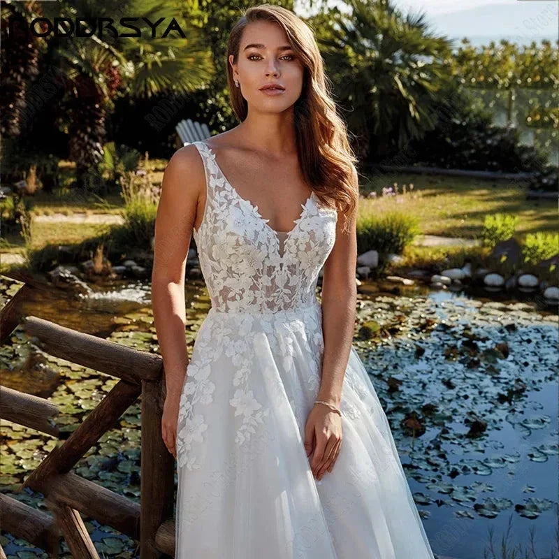 Beach Wedding Dresses Appliques Straps V-Neck Bridal Party Gowns Backless Sweep Train robe de mariée fluide Custom Made (ZD13406)