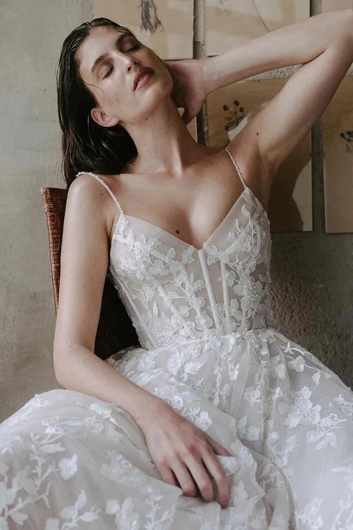 Romantic Straps V-neck Lace Appliques Bohemian Wedding Gown (ZD16139)