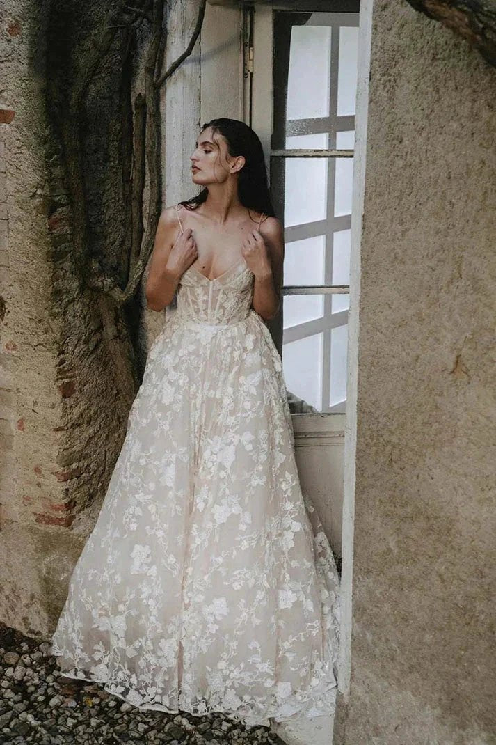 Romantic Straps V-neck Lace Appliques Bohemian Wedding Gown (ZD16139)