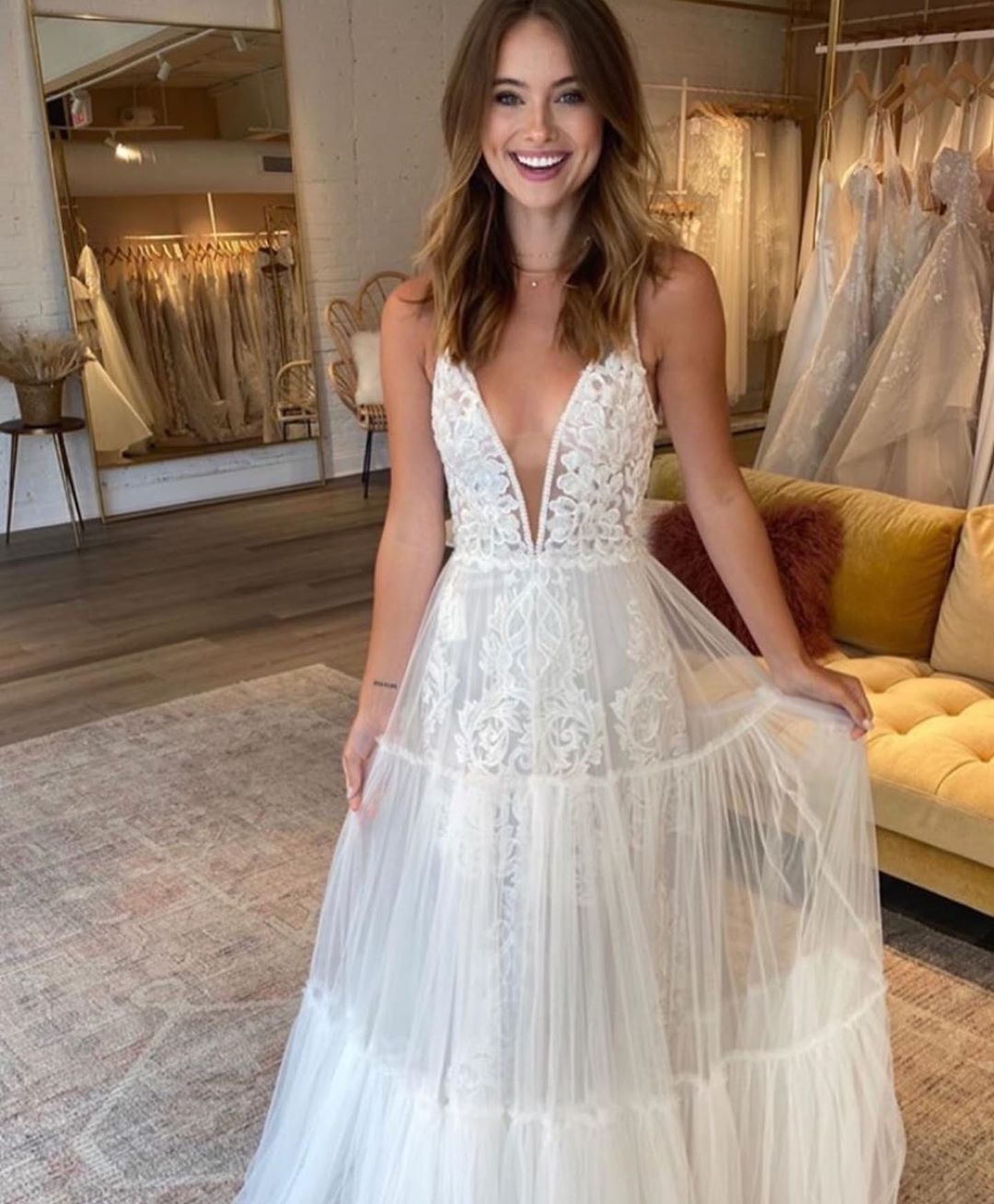 Sexy A-line Spaghetti Straps Beach Wedding Dress Tulle V-neck Pleated Bridal Gowns On Sale