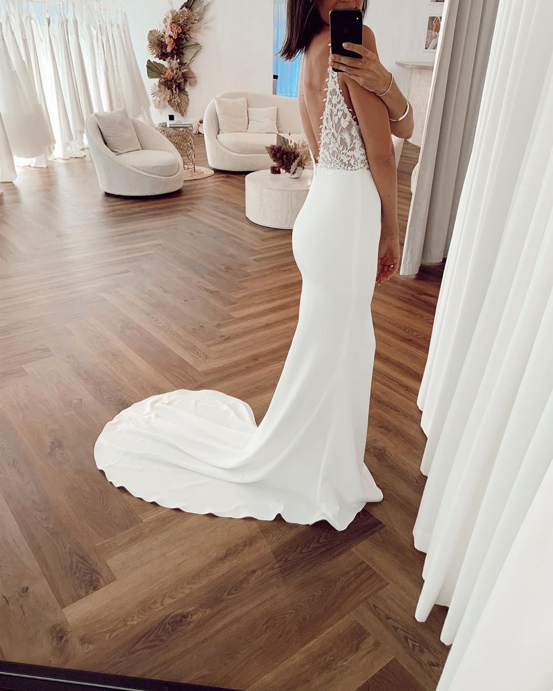 Sexy Spaghetti Straps Backless Beach Wedding Dress Sheath V-neck Appliques Bridal Gowns Online