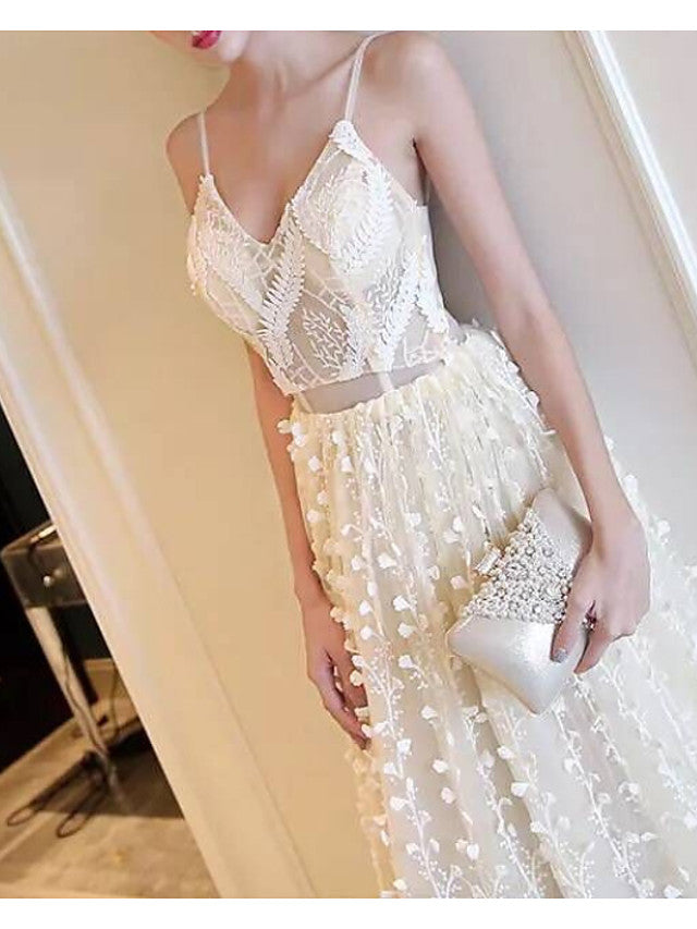 Simple A-Line Beach Wedding Dresses V-Neck Lace Tulle Casual Beach Plus Size Bridal Gowns with Sweep Train