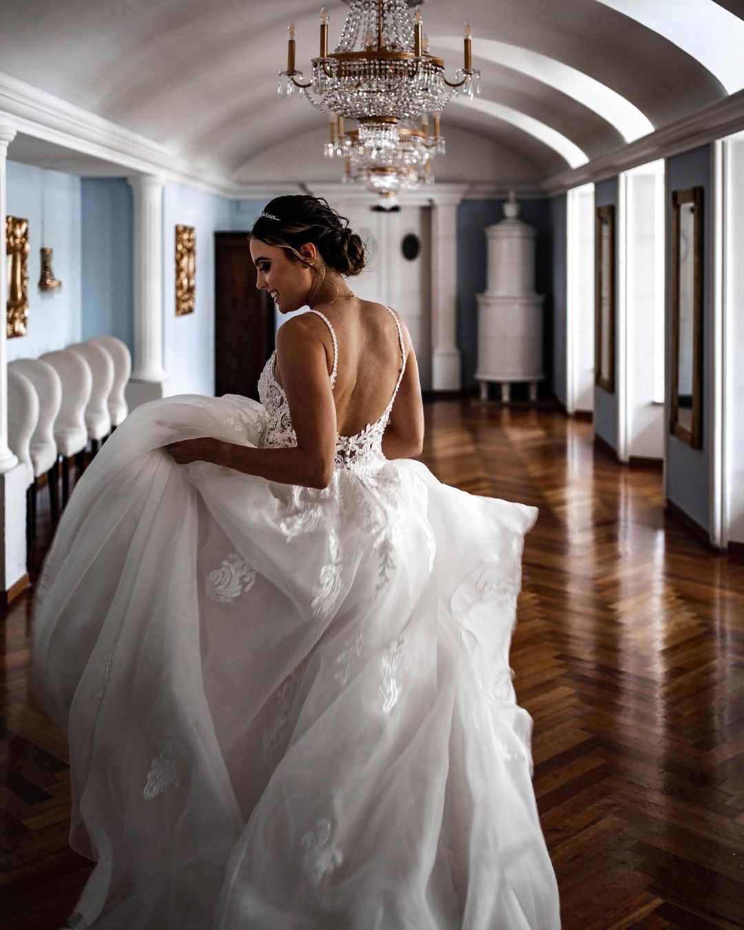 Simple A-line Beach Wedding Dresses V-neck Lace Appliques Beach Bridal Dress