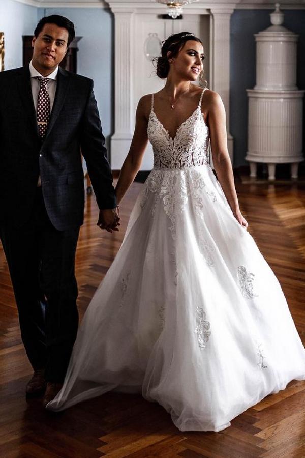 Simple A-line Beach Wedding Dresses V-neck Lace Appliques Beach Bridal Dress