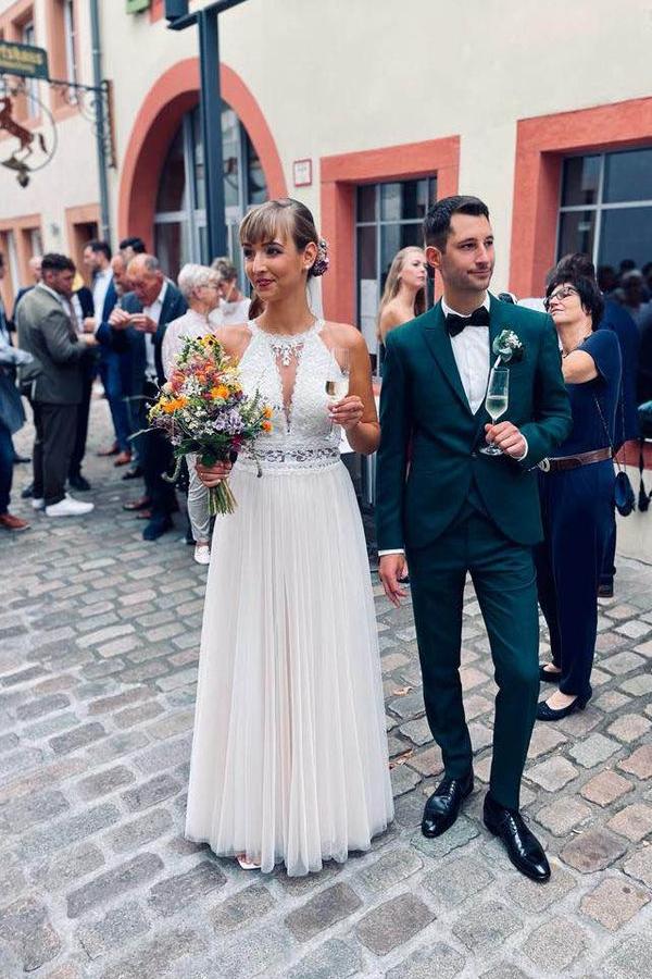 Simple Halter White Sleeveless A-line Tulle Beach Wedding Dress
