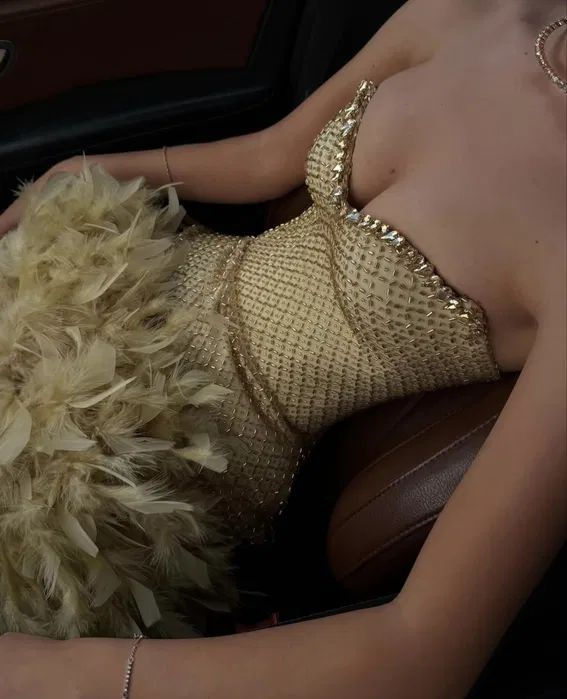 Luxurious Yellow Strapless Sequin Beaded Feathers Sheath Cocktail Dress Short Homecoming Dress