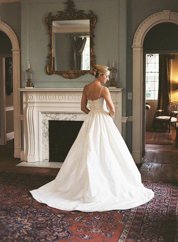 V-neck Spaghetti Straps Outdoor Wedding Dresses Satin Beach Bridal Gowns with Lace