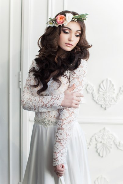Vintage Long Sleeve White Lace Bridal Gown V-Neck Long Sweep Train Plus Size Beach Wedding Dress