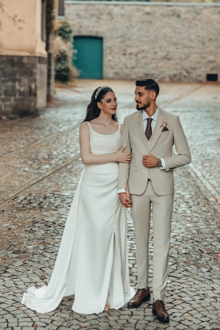 White Beach Wedding Dress A Line Spaghetti Strap Square Sleeveless Ruffle Sweep Train Satin Bridal Gown With Slit