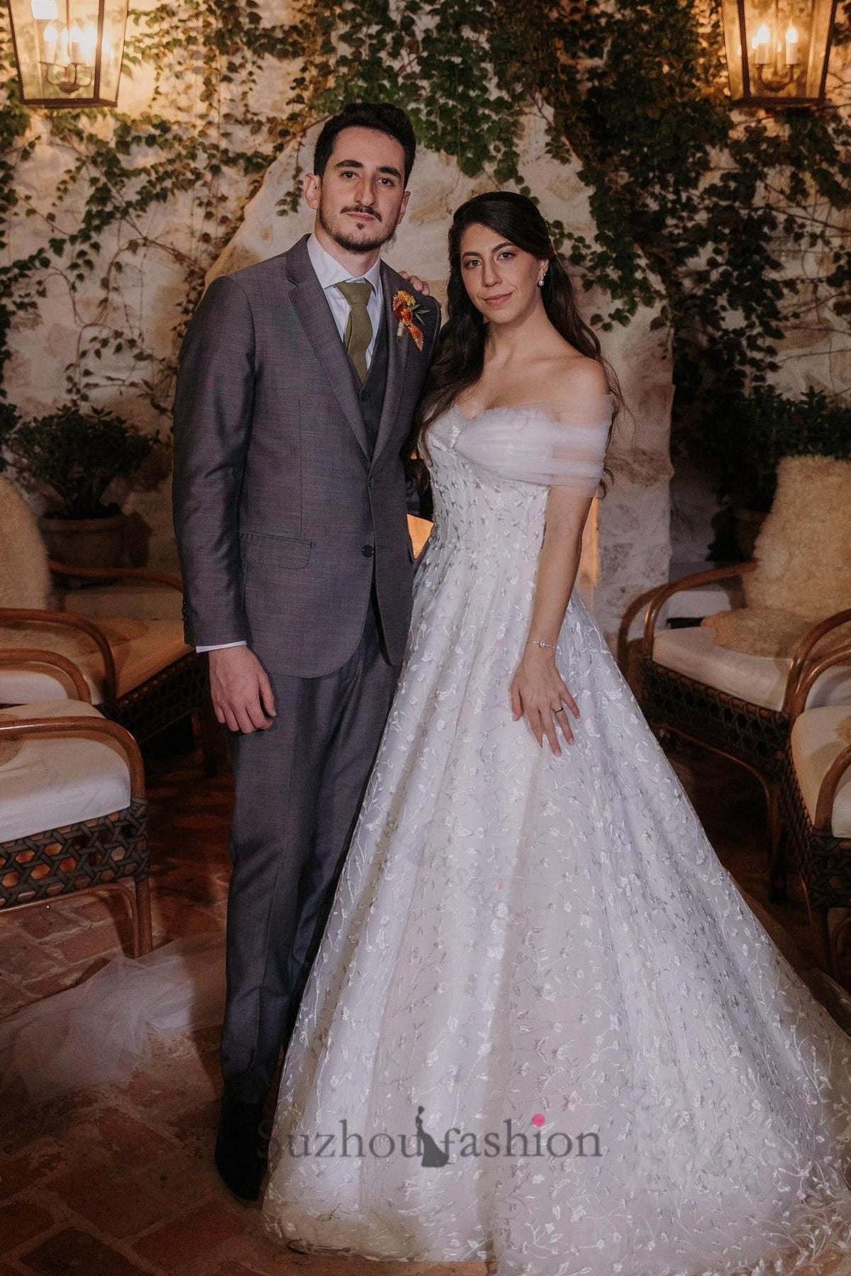 White Wedding Dress A Line Lace Strapless Off The Shoulder Sleeveless Ball Gown Tulle Bridal Gown
