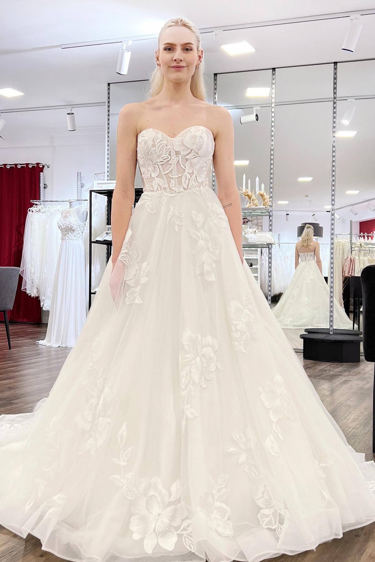 White Wedding Dress A Line Sweetheart Sleeveless Embroidery Sweep Train Backless Tulle Bridal Gown