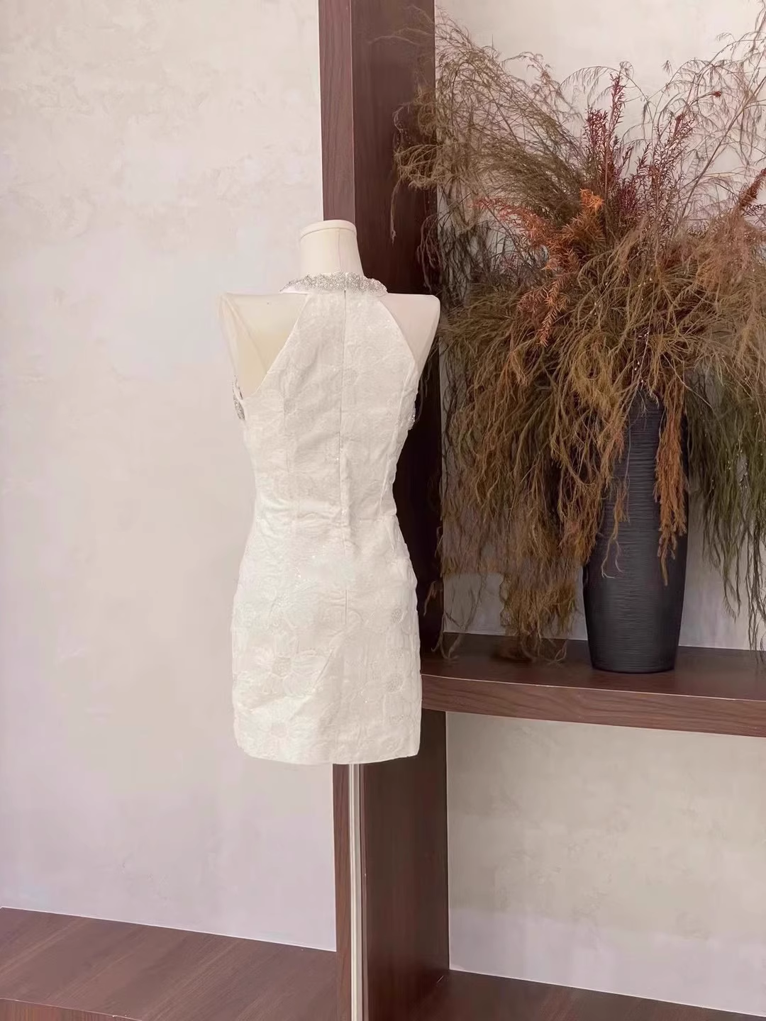 Classy White Three-Dimensional Flower Round Neck Sleeveless Halter Short Party Dress Birthday Outfits - View 3 | VelvetHem