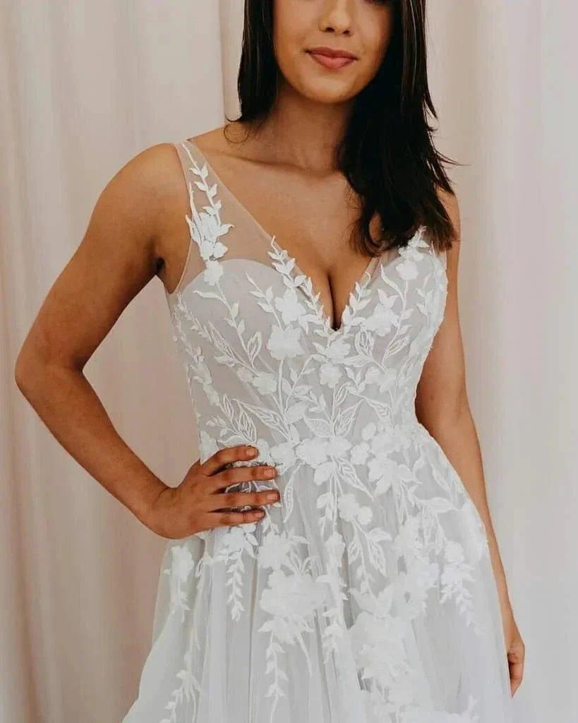 A-line V Neck Tulle Lace Appliques Romantic Wedding Dress Bridal Gown (ZD15296)