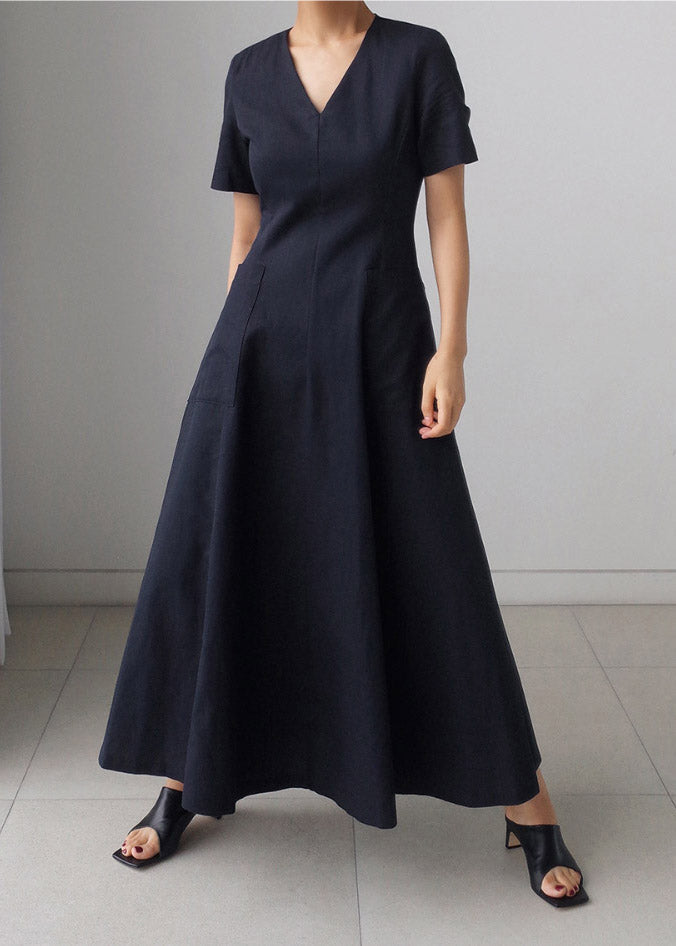 Effortlessly Elegant Dress with a Timeless Design