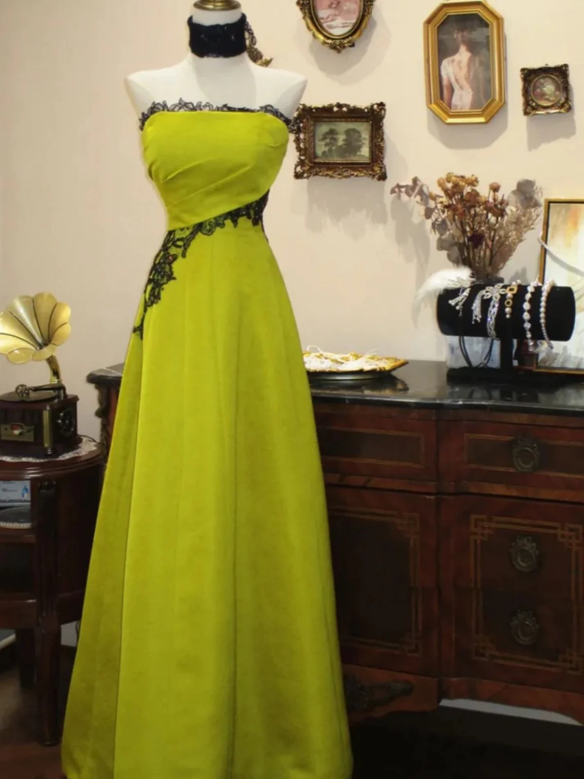 A-Line Green Evening Gown with Black Lace Appliqu�, Strapless Floor-Length Prom Dress - VelvetHem