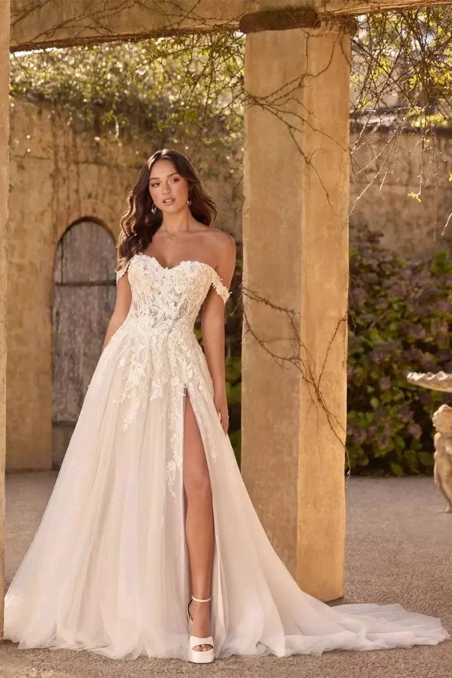 Beautiful A-Line Lace Sweetheart Sleeveless White Long Wedding Dress With Appliques Split (ZD15539) - VelvetHem