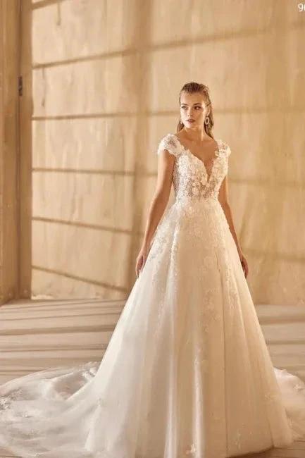 Beautiful V-neck Long A-line Lace Tulle Sleeveless Wedding Dresses (ZD15648) - VelvetHem