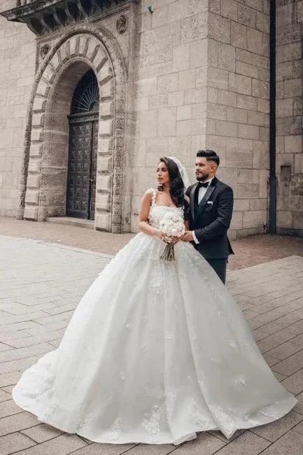 Charming Ball Gown Lace Square Sleeveless White Wedding Dresses With Appliques (ZD16617)