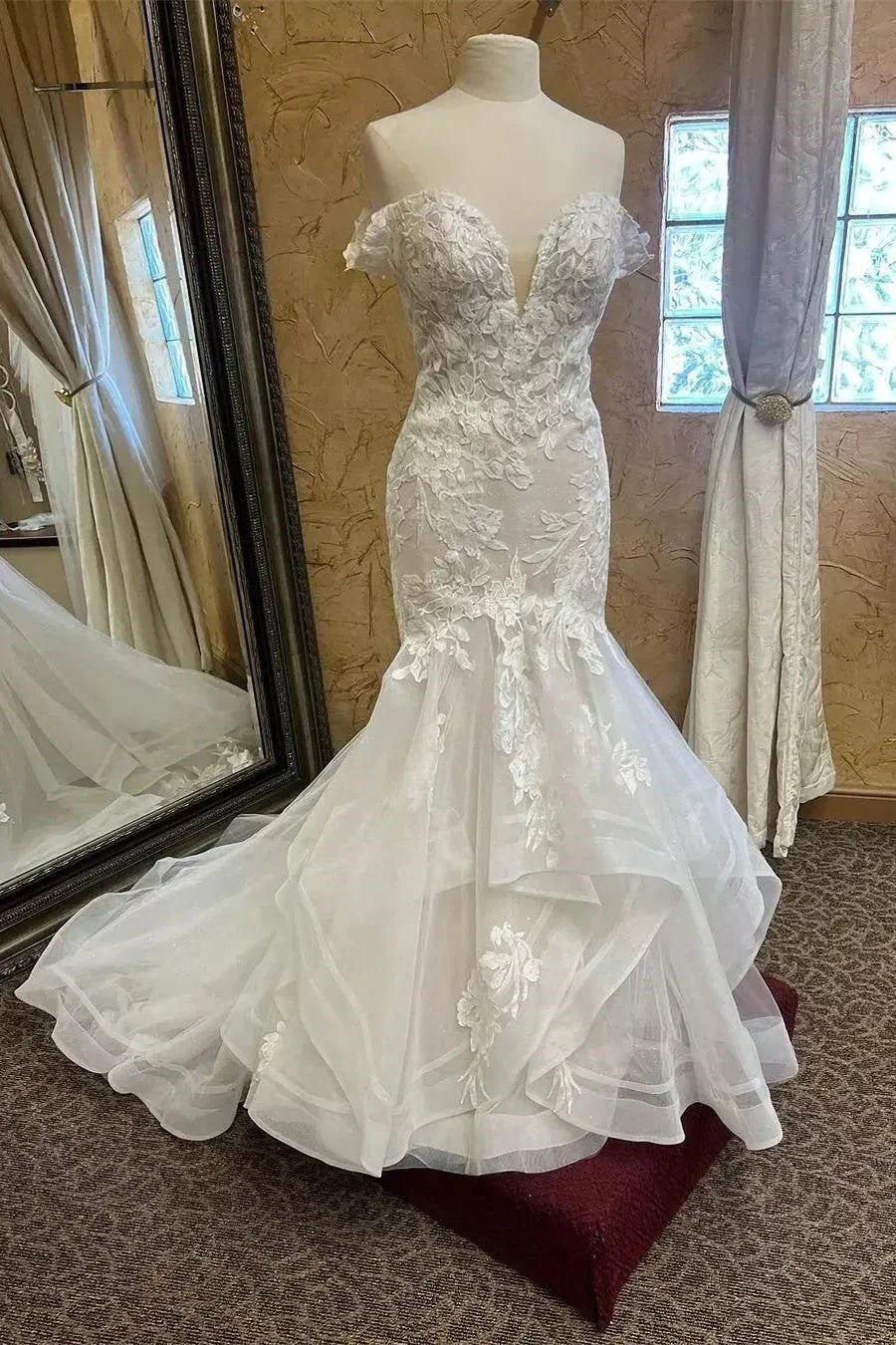 Charming Mermaid Lace V-Neck Sleeveless White Wedding Dresses With Appliques (ZD15538) - VelvetHem