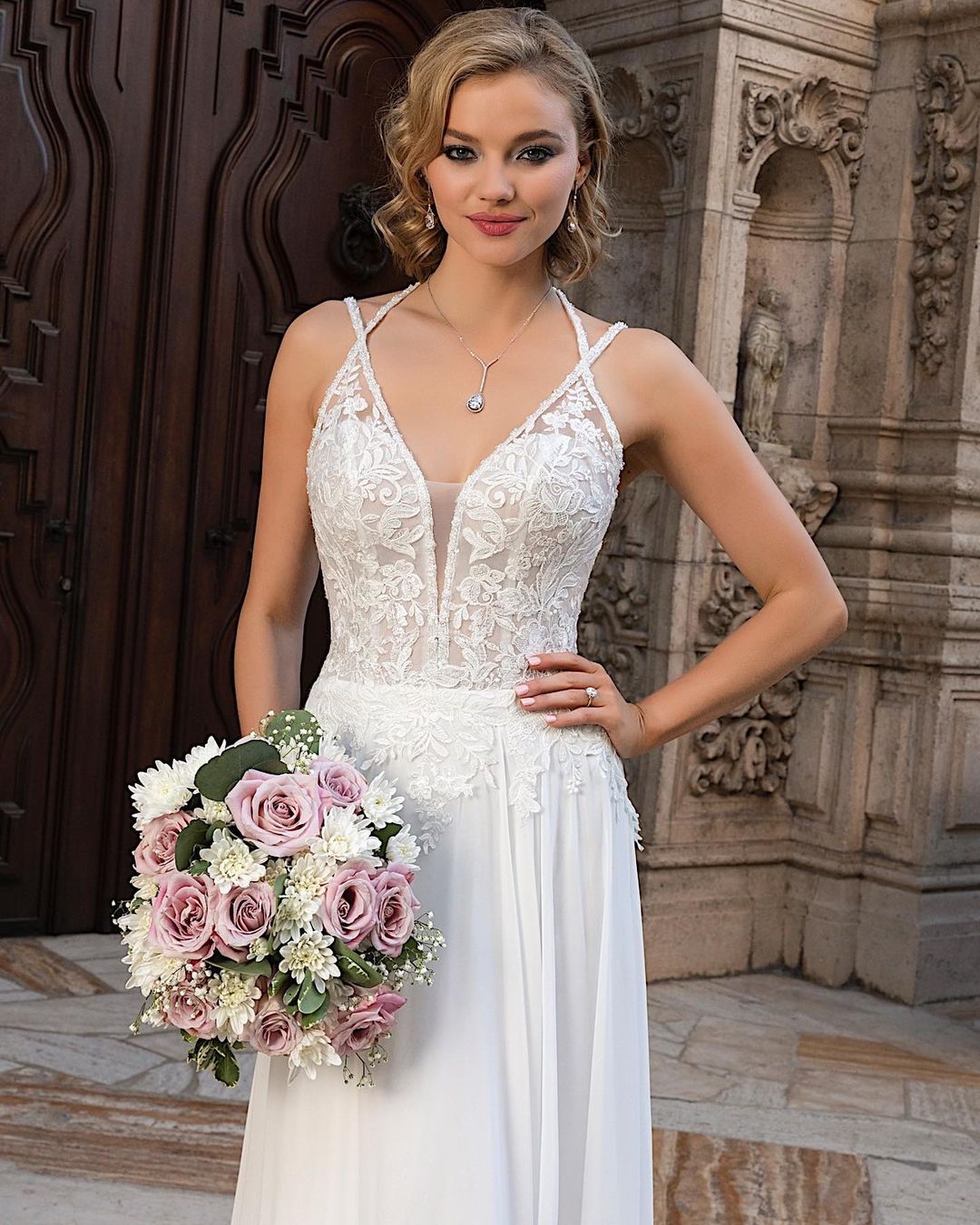 Chiffon Wedding Dress Lace Appliques With Slit (ZD17516)