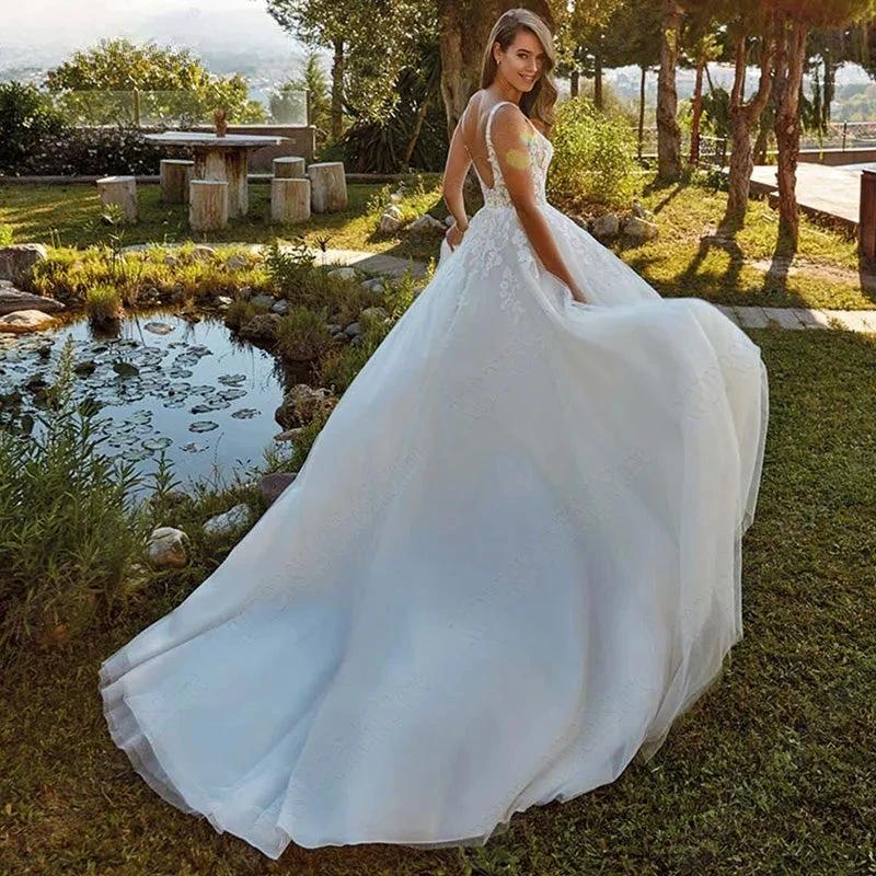 Beach Wedding Dresses Appliques Straps V-Neck Bridal Party Gowns Backless Sweep Train robe de mariée fluide Custom Made (ZD13406)