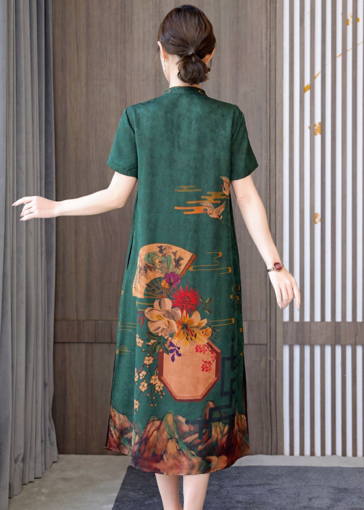 Classic Vintage Dress with a Flattering Fit