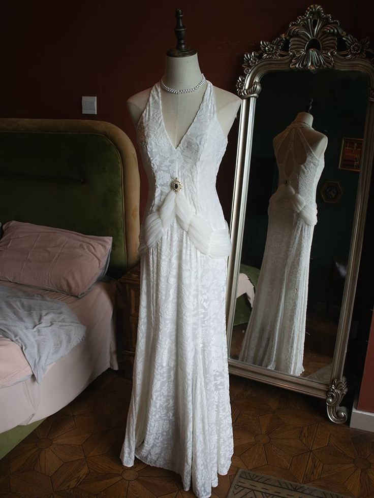 Vintage White V-Neck Backless Lace Mermaid Evening Dress Elegant Prom Party Dress - VelvetHem