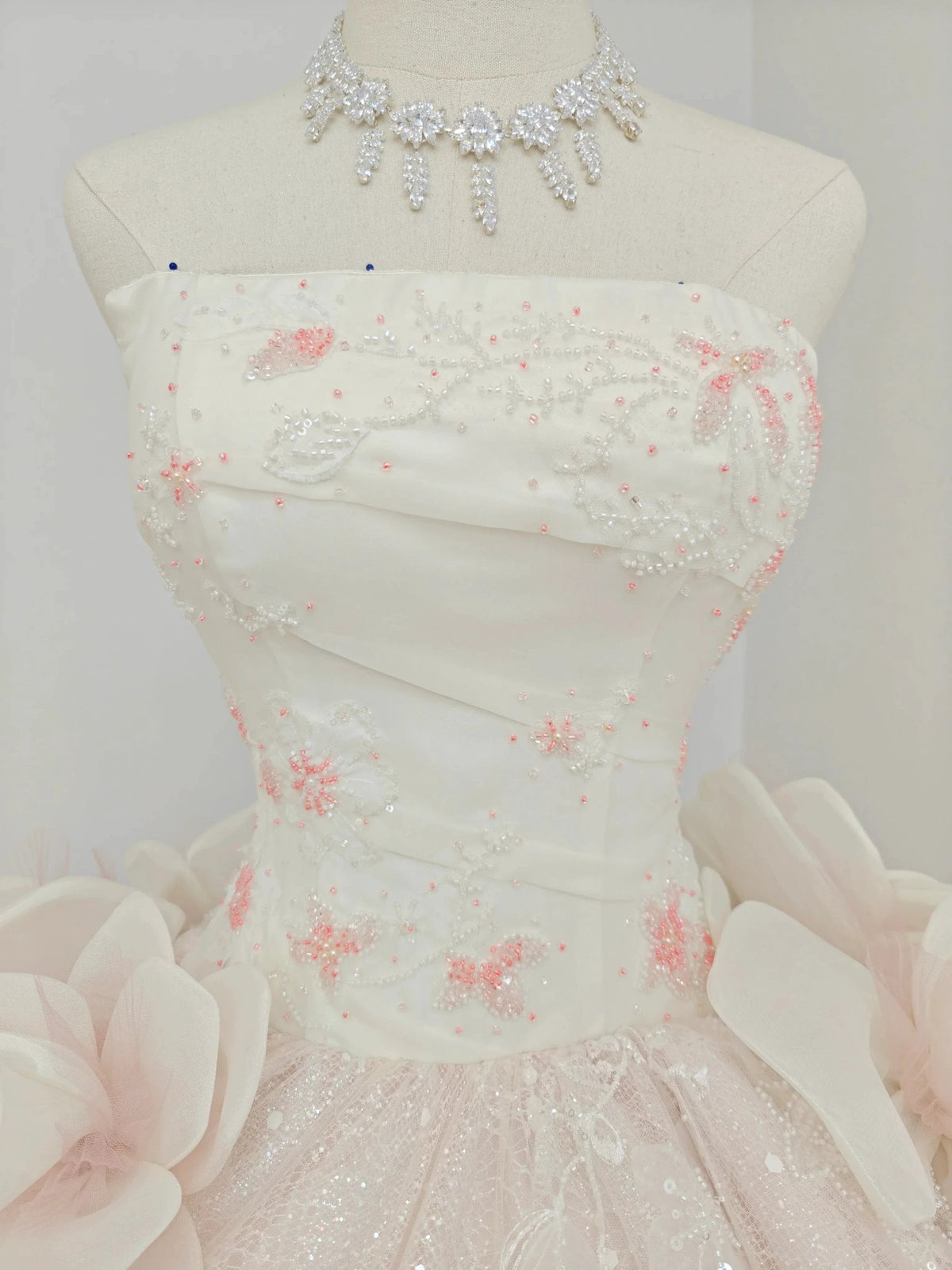 Romantic Blush Ball Gown Strapless 3D Rose Embellished Beaded Wedding Dress with Sparkling Train Ye-2019 (ZD16796)