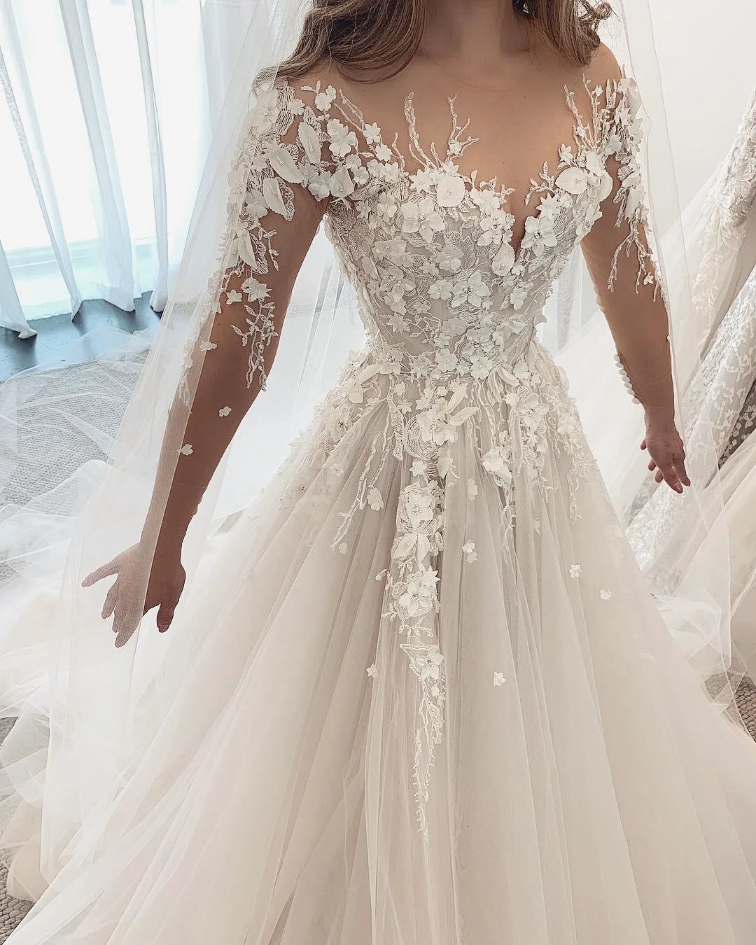 Elegant A-Line Sweetheart Long Sleeve Appliques Lace Tulle Wedding Dress (ZD15052)