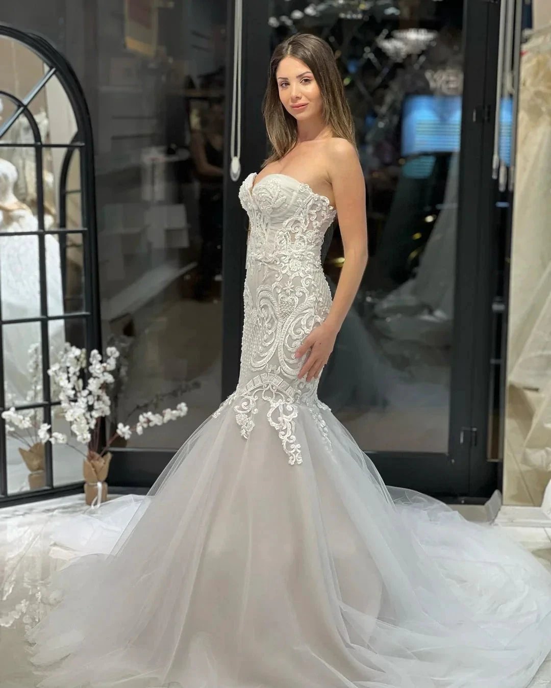 Elegant Floor Length Sweetheart Sleeveless Mermaid Lace Wedding Dress with Appliques (ZD14790)