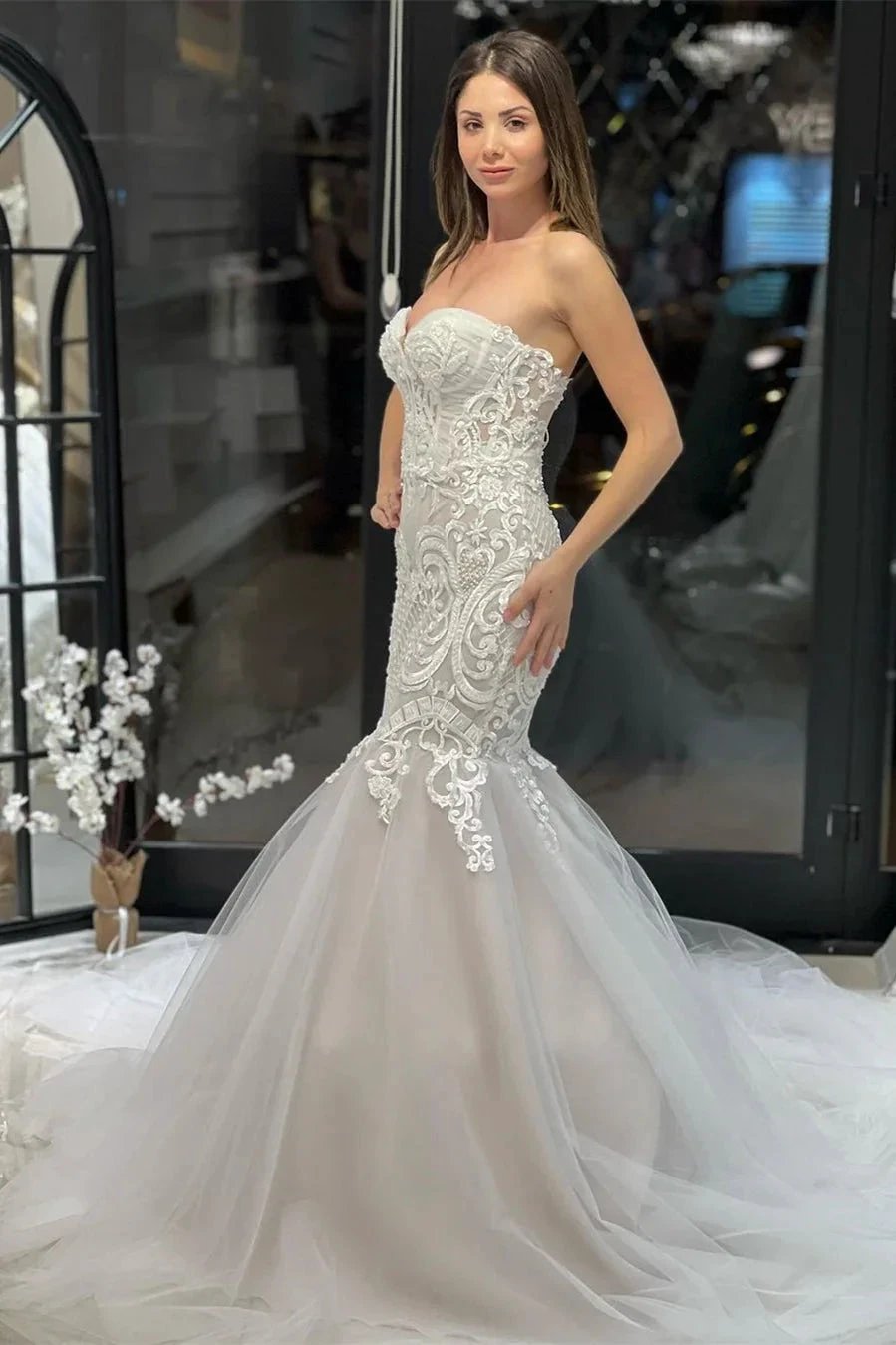 Elegant Floor Length Sweetheart Sleeveless Mermaid Lace Wedding Dress with Appliques (ZD14790)