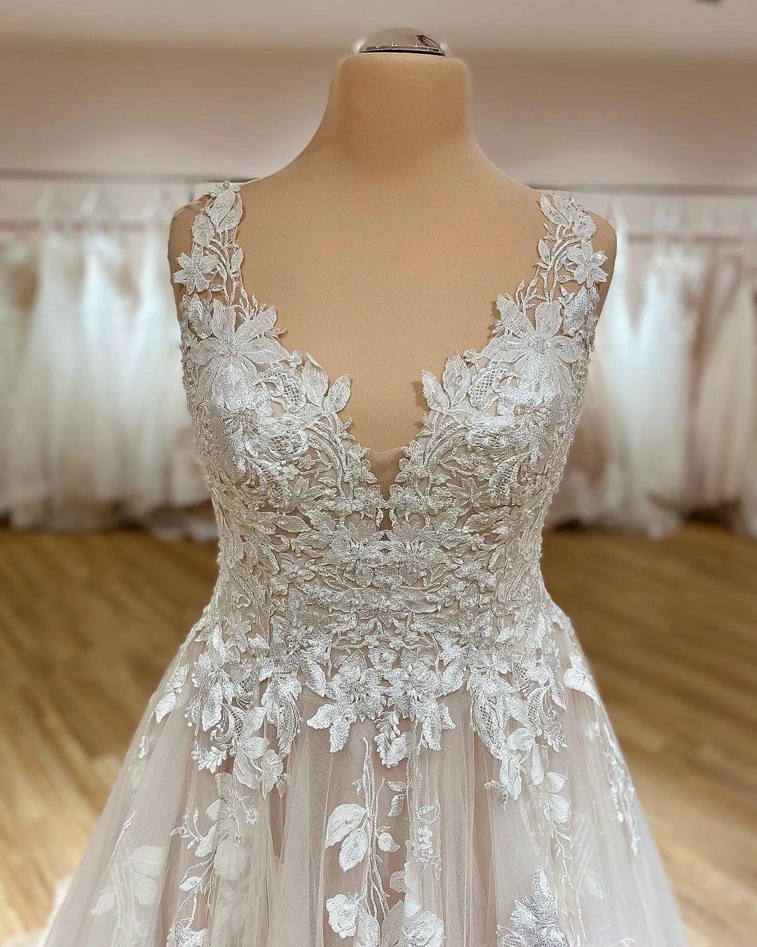 Elegant Long A-Line V-neck Spaghetti Straps Appliques Lace Ruffles Tulle Wedding Dress (ZD15089)