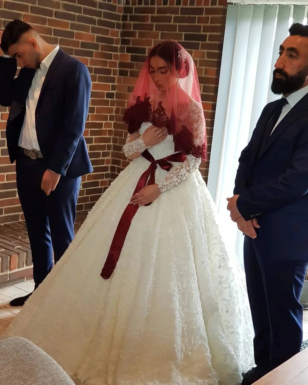 Elegant Long Princess Tulle Lace Wedding Dresses with Sleeves (ZD15040)