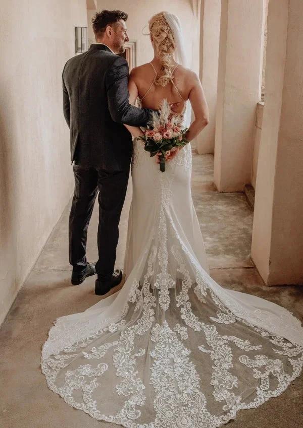 Elegant Long White Mermaid Sleeveless Lace Backless Wedding Dress with Train (ZD15548)