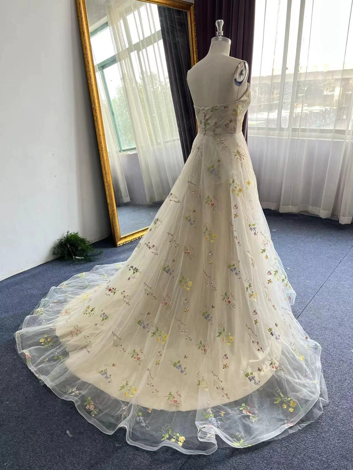 Exquisite A-line Flower Strapless Tulle Prom Dress (ZD14935)