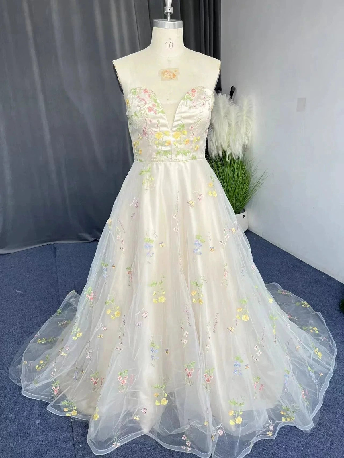 Exquisite A-line Flower Strapless Tulle Prom Dress (ZD14935) - VelvetHem