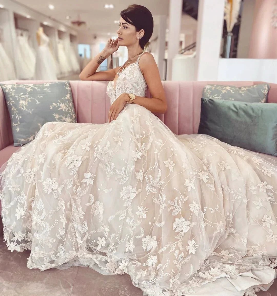 Glamorous Long A-Line V-neck Appliques Lace Tulle Wedding Dress (ZD14317)