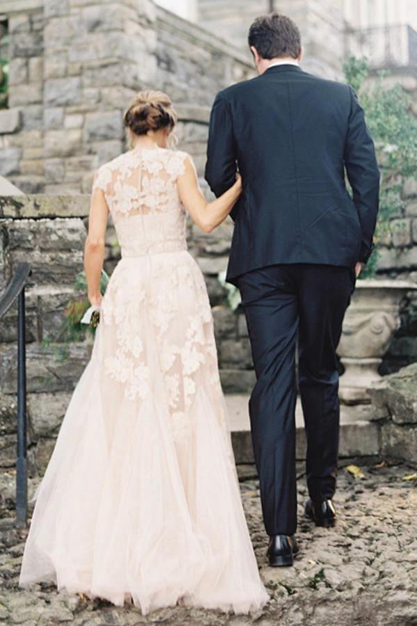 High Quality V-neck Sleeveless Floor-Length Wedding Dress with Lace (ZD16314)