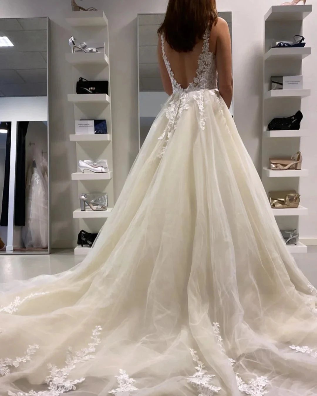 Long A-Line Appliques Lace Tulle Ruffles Backless Wedding Dress (ZD15092)