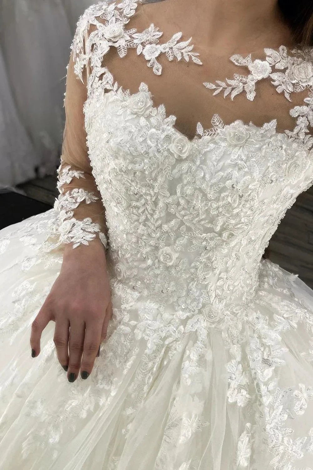 Long Ball Gown Sweetheart Appliques Lace Tulle Wedding Dress with Sleeves (ZD15993)