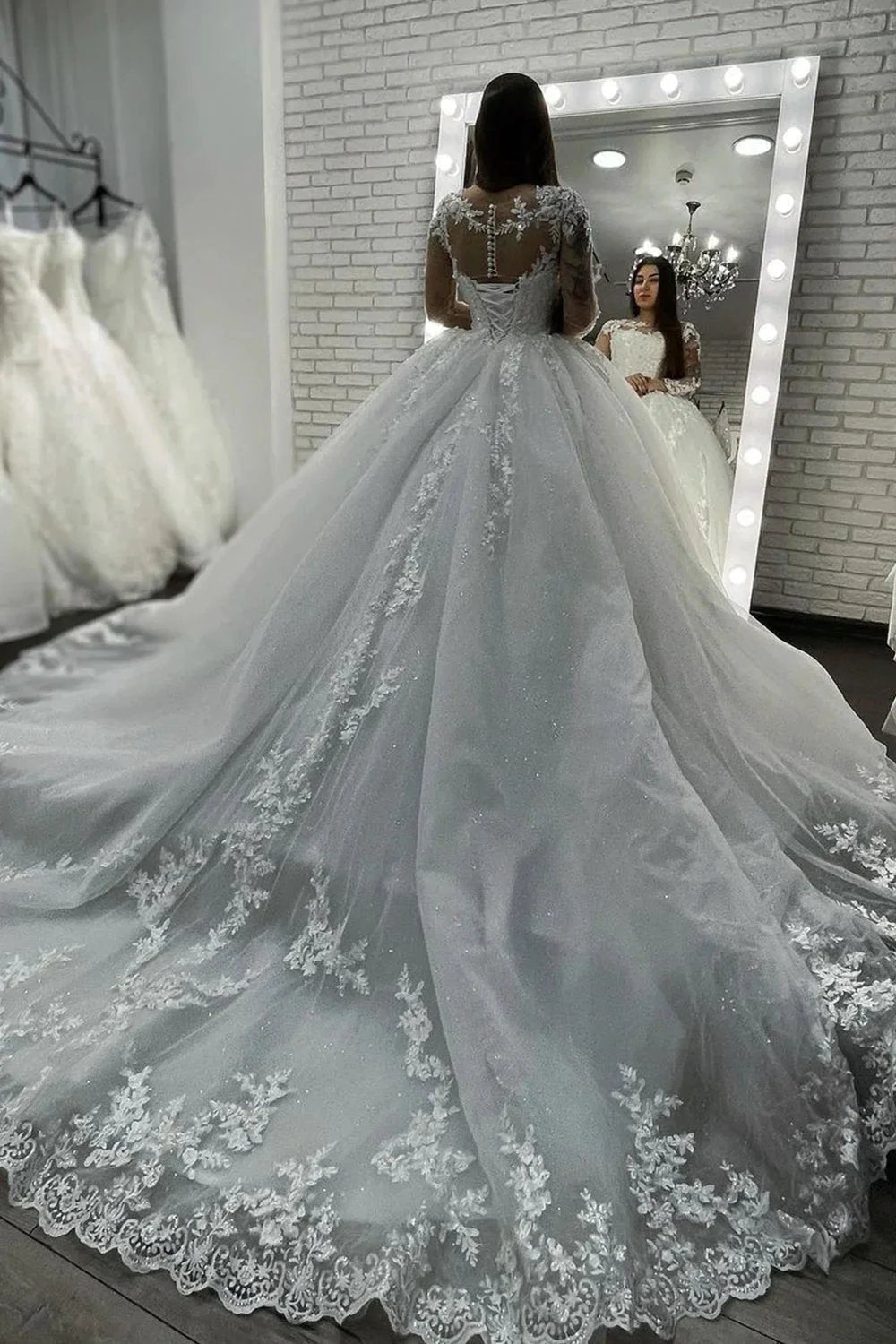 Long Ball Gown Sweetheart Appliques Lace Tulle Wedding Dress with Sleeves (ZD15993)