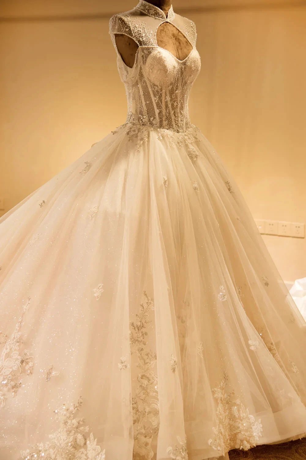 Luxury Illusion Neck Lace-up Tulle Ball Gown Wedding Dress Modest Ivory Sparkle Bridal Gowns (ZD13900)