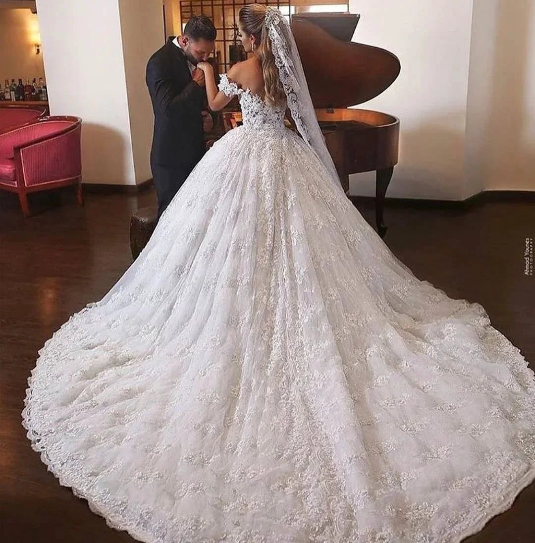 Luxury Long Ball Gown Off-the-shoulder Lace Wedding Dress with Catheral Train (ZD15060)