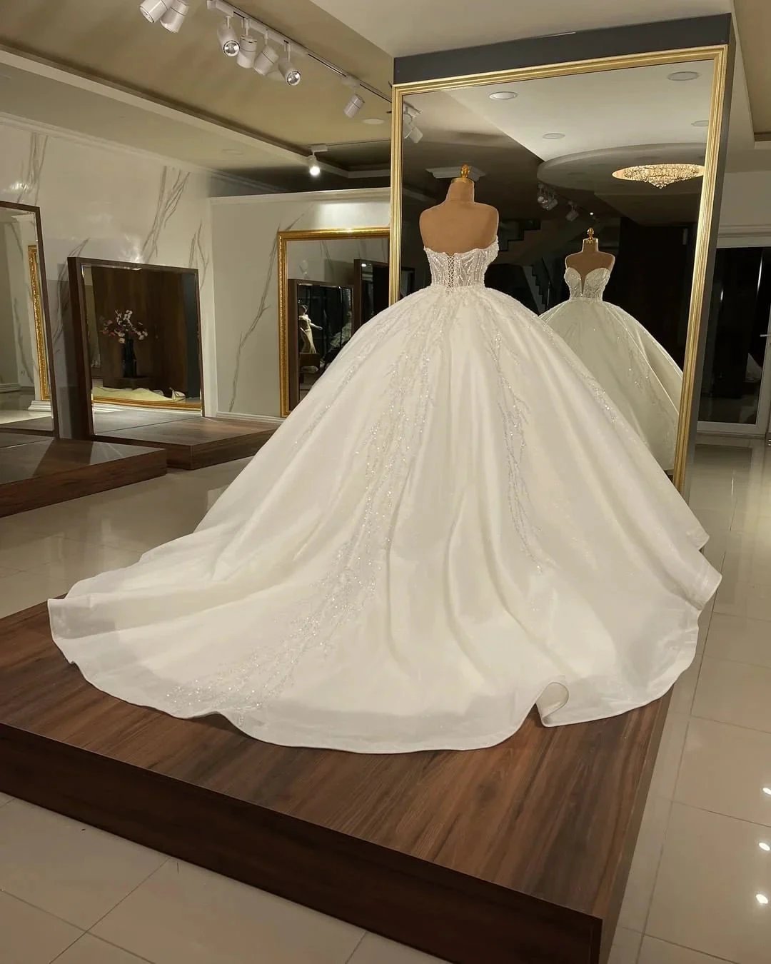 Luxury Long Ball Gown Sweetheart Glitter Wedding Dress (ZD14396)