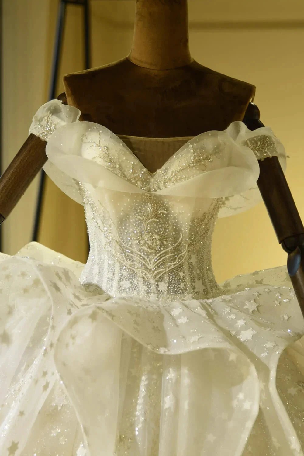 Luxury Sweetheart Lace-up Tulle Ball Gown Wedding Dress with Ruffles (ZD13901)